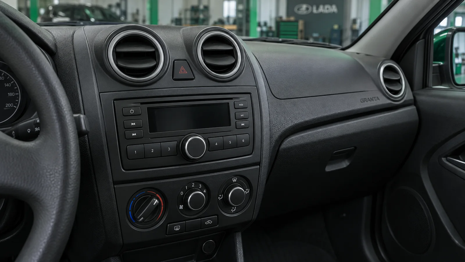Магнитола Lada Granta не включается или теряет настройки