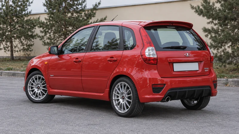 Продать красную Ладу Калину Sport 2014 года в Челябинске