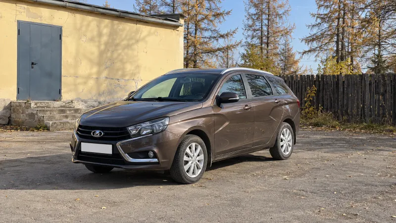 Продать коричневую Ладу Весту SW 2020 года в Новосибирске