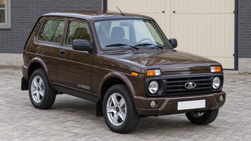 Продать коричневую Ниву 4×4 Urban 2018 года в Омске