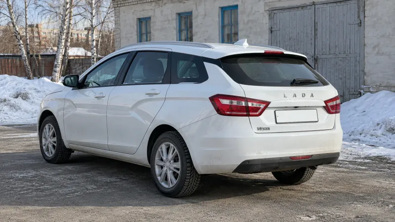 Продать белую Ладу Весту SW 2020 года в Омске